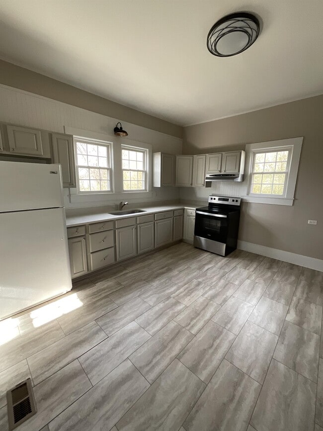 Building Photo - 603 Poplar Ave