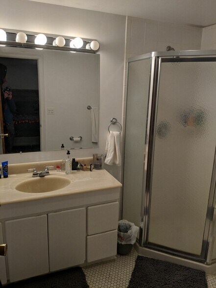 En Suite Bath for Bedroom #1 - 2333 N Janssen Ave