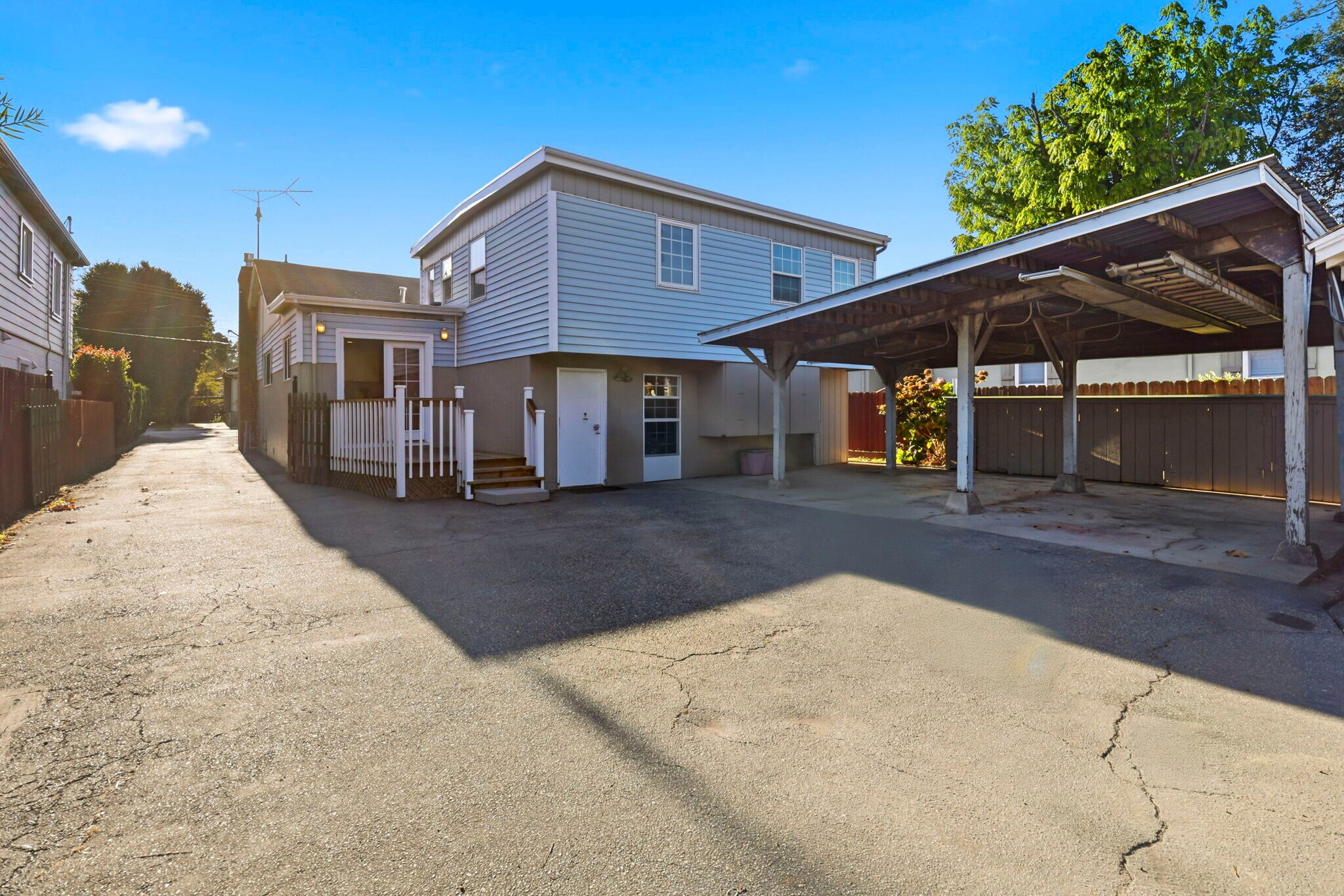 Building Photo - 740 Laurel Ave