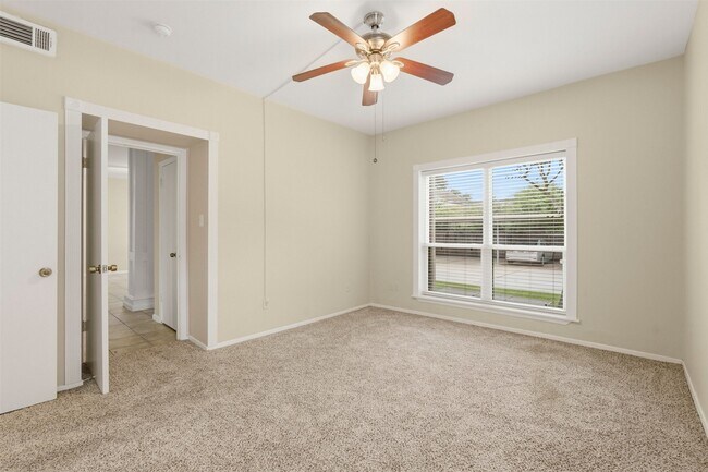 Building Photo - 2025 Augusta Dr