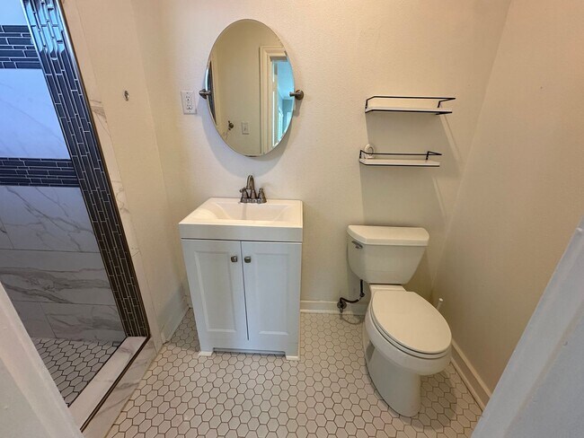 Building Photo - 514 E Charnwood St