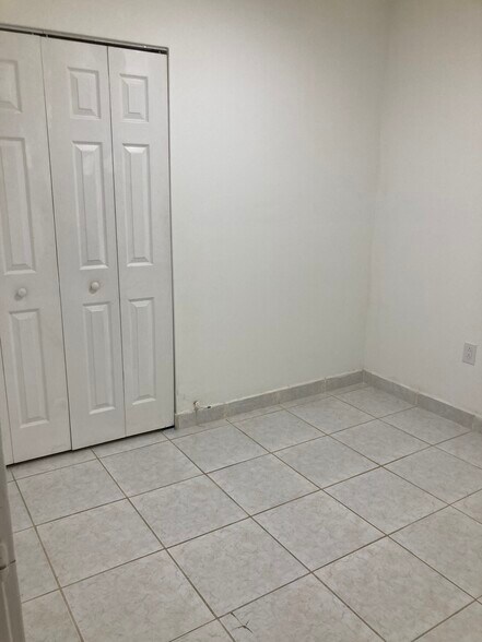 Building Photo - 2101 Bay Dr