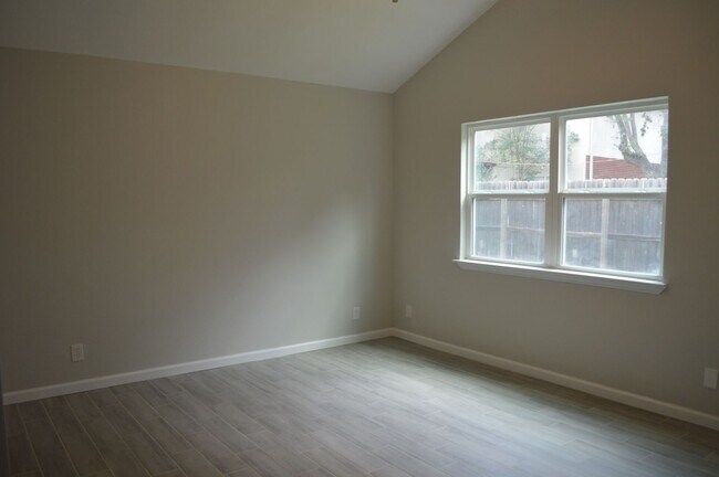 Building Photo - Gorgeous, Spacious 4 bed 2 bath