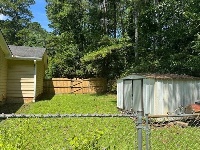 Building Photo - 625 Locust Rd