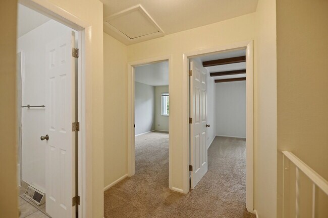 Building Photo - $1,645.95, 2 bed, 1.5 bath, located in Lakewood with Washer and Dryer
