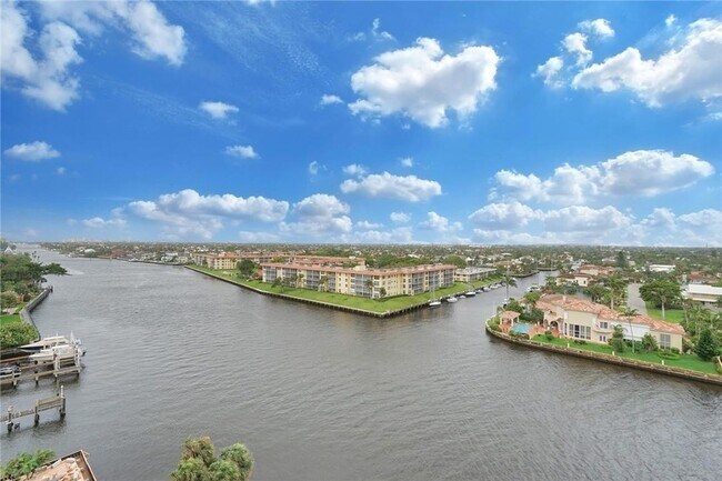 Building Photo - 1160 Hillsboro Mile Unit 904