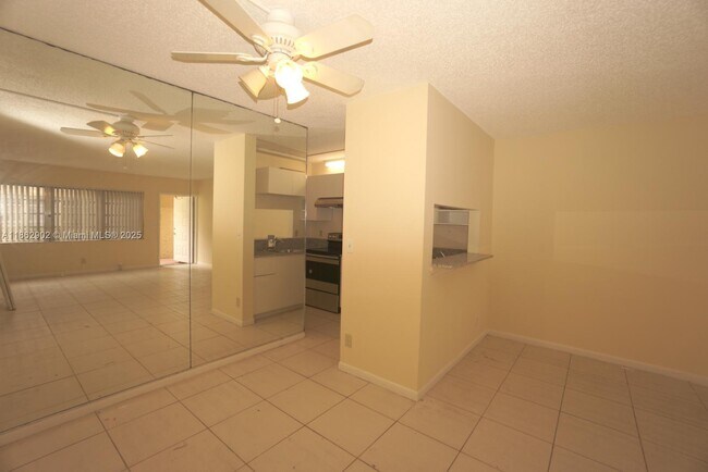 Building Photo - 820 Twin Lakes Dr