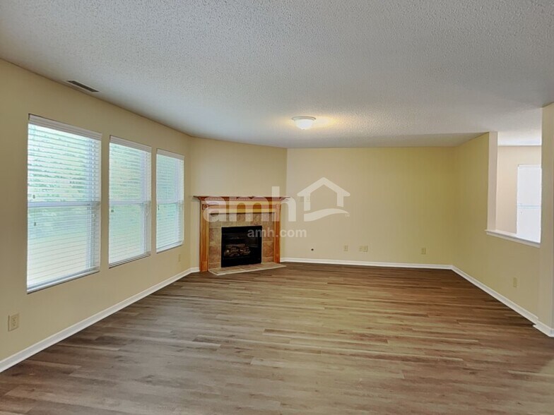 Building Photo - 10395 Butler Dr