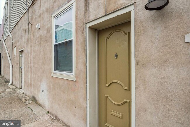 Building Photo - 2553 E Somerset St