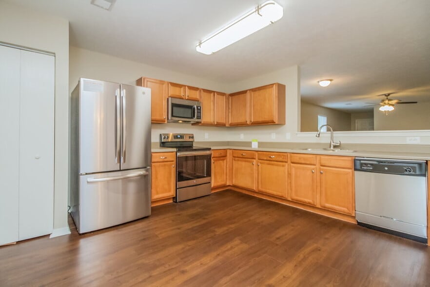 Building Photo - 2776 Sutherland Dr
