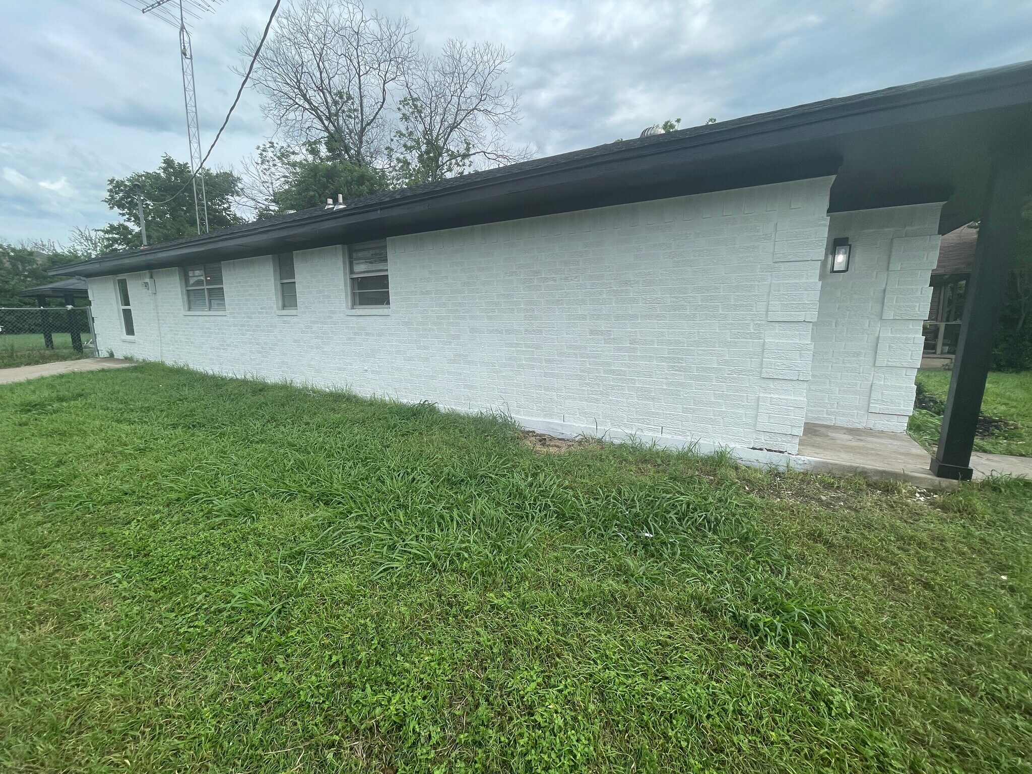 Side view - 1829 Wood Ave
