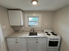Building Photo - 109 Welles St