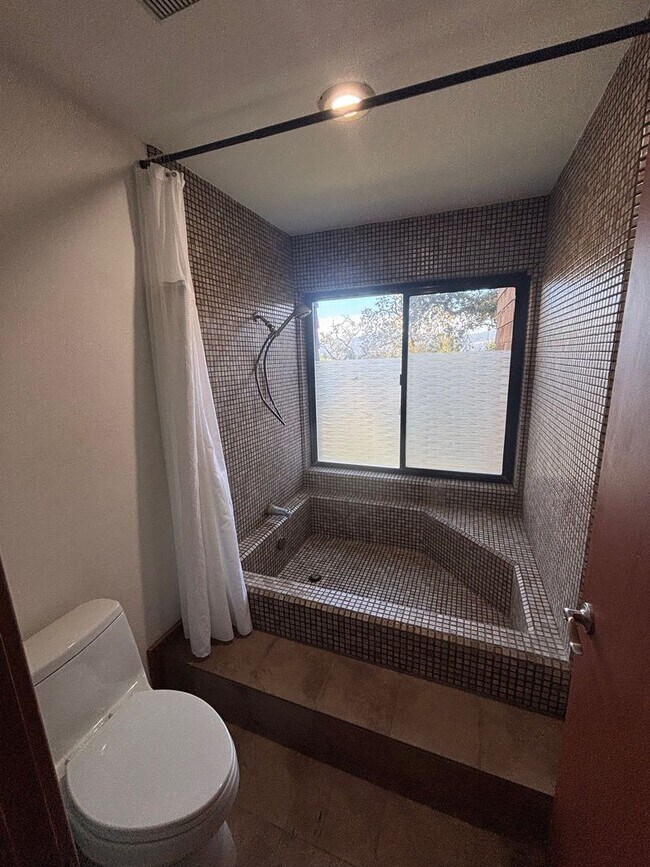 Building Photo - Large 2 bedroom 2.5 bathroom Bennett Valley Home with community pool and views