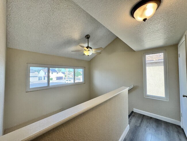 Building Photo - Great 3 bedroom 2 bath culdesac lot with f...