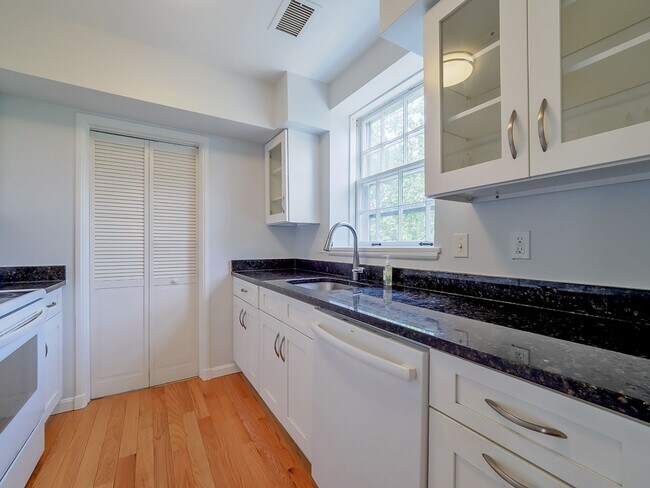 Building Photo - Sunny & Renovated 2BR 1BA in NW DC McLean Gardens Oasis!