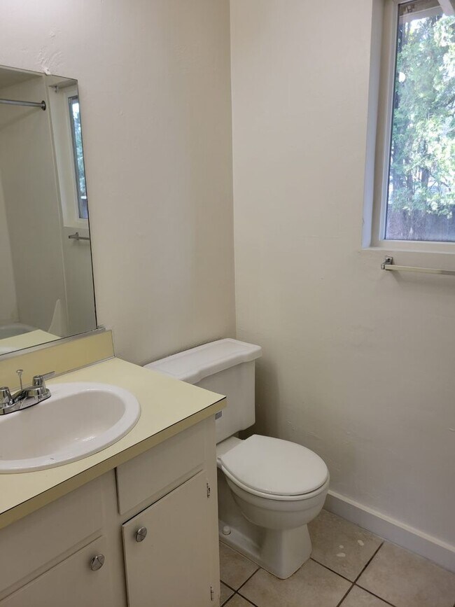 Building Photo - Rent Special: 1/2 Off June's Rent!! Ground Level 1 Bedroom 1 Bath W/ AC