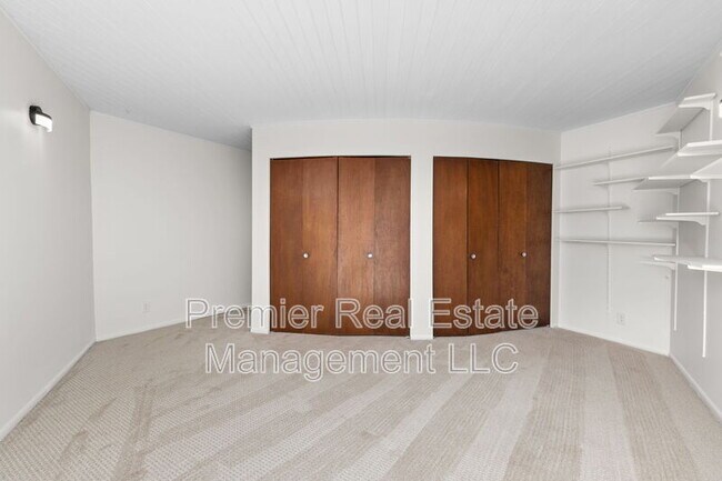 Building Photo - 5905 E Maplewood Ave