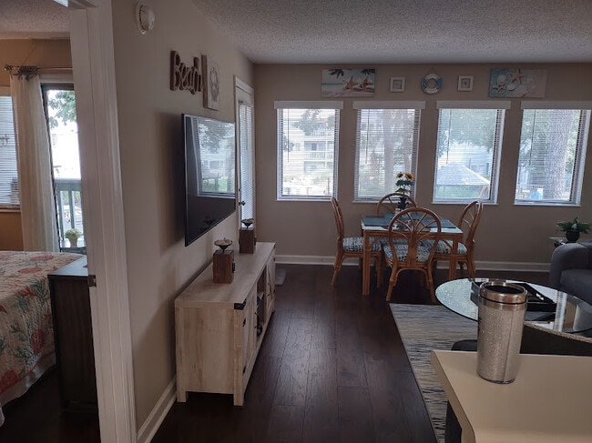 Building Photo - 5907 S Kings Hwy