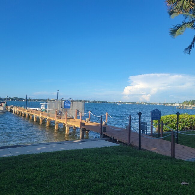 Building Photo - 825 Center St