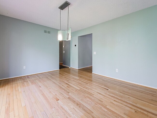 Building Photo - Welcome to this spacious single-family hom...