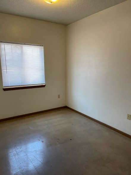 Building Photo - 333 S Gilbert St