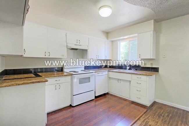 Building Photo - One Month Free Rent with 12 Month Lease:  ...