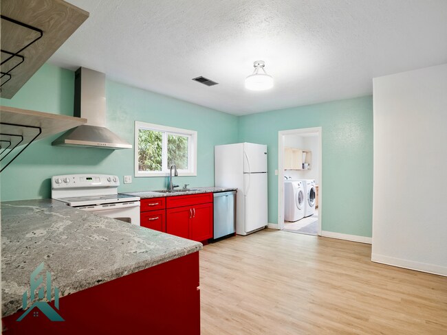 Building Photo - 315 SE Park Ave