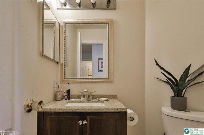 Building Photo - 204 Ridings Cir