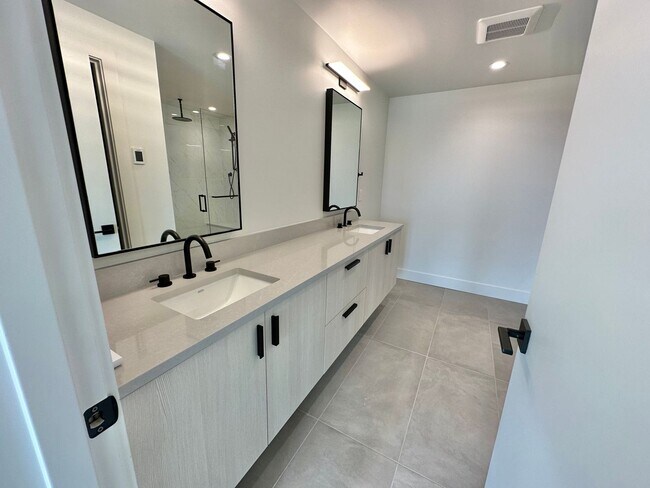 Building Photo - Stunning Queen Anne Home - Incredible Views! Available 10/1/2026!
