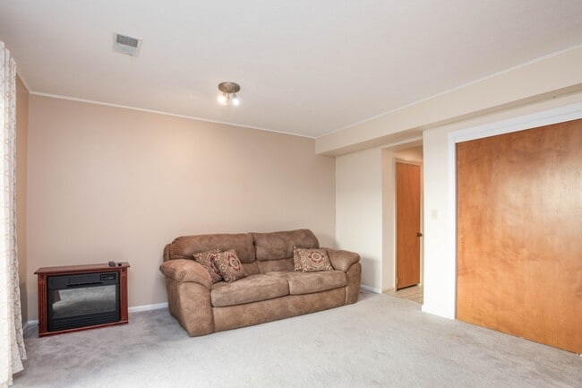 Building Photo - 804 Fairways Dr