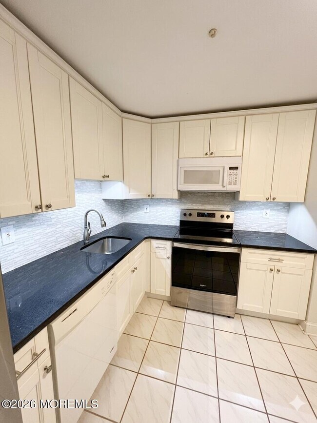 Building Photo - 115 Amberly Dr