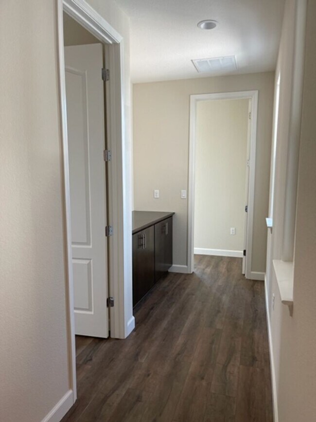 Building Photo - 3 Bedroom 2 Bathroom