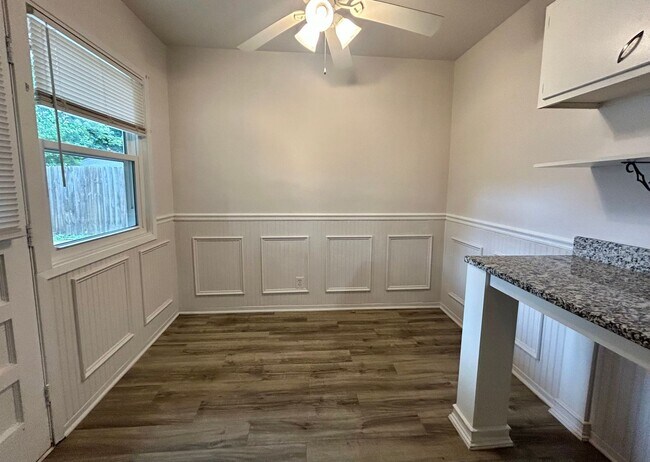 Building Photo - Fabulous 3 bedroom Ranch
