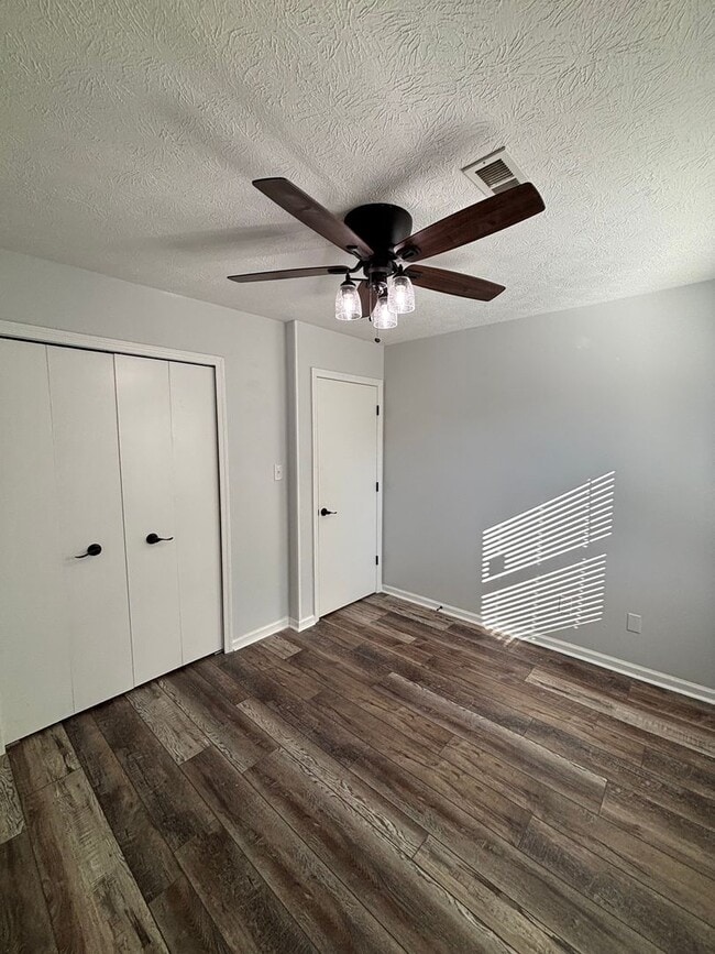 Building Photo - 3 Bedroom Home with Modern Updates & Small town Serenity!