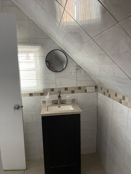 Building Photo - 4926 W Medill Ave