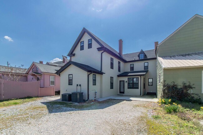 Building Photo - Downtown Milford Year Round Rental - Unfur...