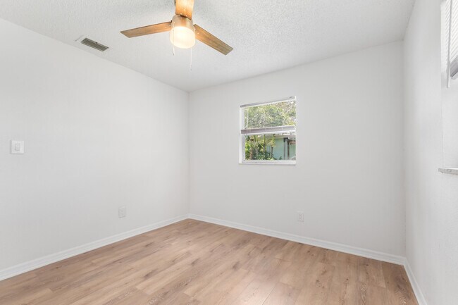 Building Photo - 6143 Tanglewood Dr NE