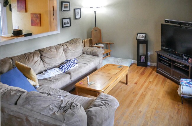 Building Photo - 136 Joan St