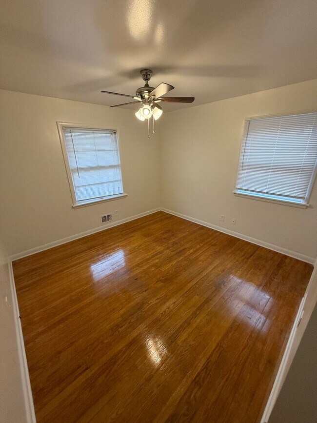 Building Photo - 2850 Hikes Ln