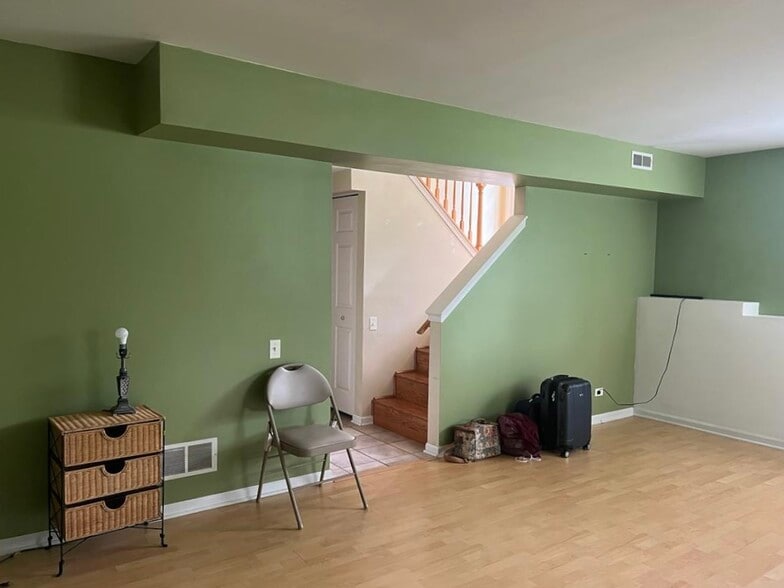 Basement living room - 1850 Middlebury Dr