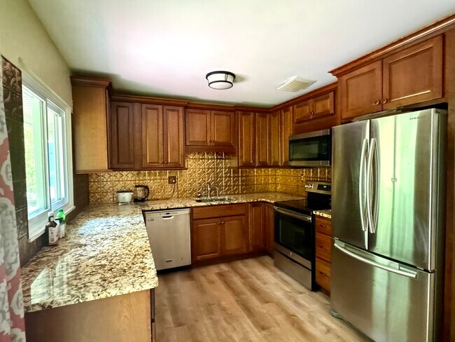 Building Photo - 114 Ingersoll Rd