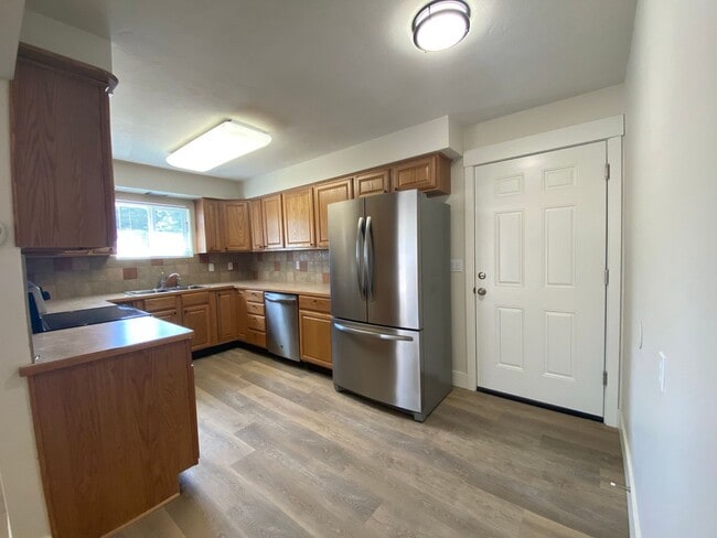 Building Photo - 904 Rd 46