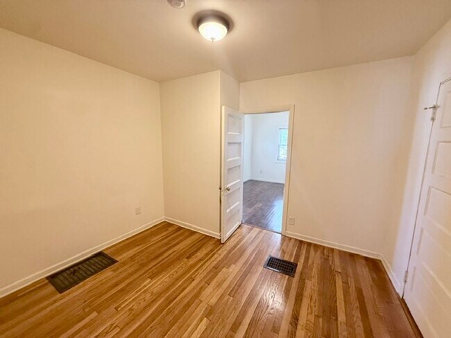 Building Photo - 4 Bedroom Single Family Home in West Haven