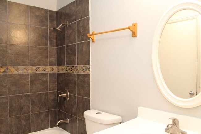 Building Photo - Spacious 3B/2.5BA UTC Townhouse w/ Garage,...