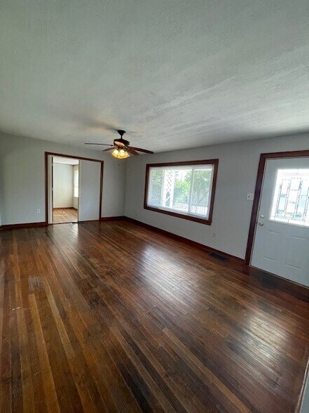 Large living room 18'10" x 11'11" - 1409 N Woodburn Ave