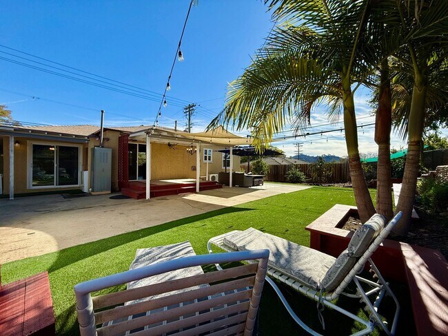 Building Photo - 3 Bedroom 1 bath single story home with solar!