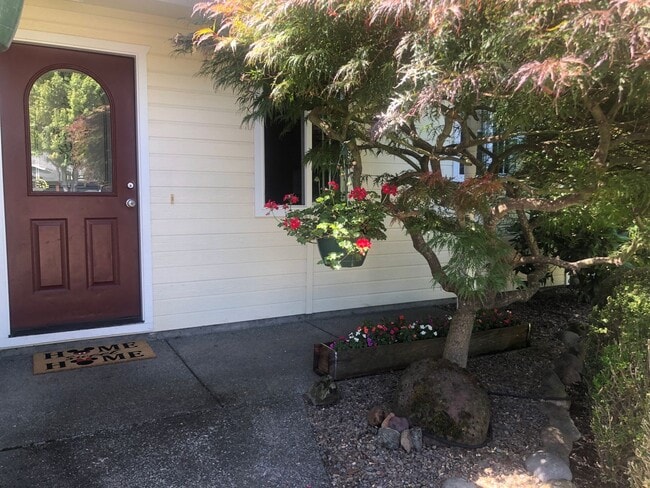 Primary Photo - Well Maintained 3 bedroom, 2 bath house in...
