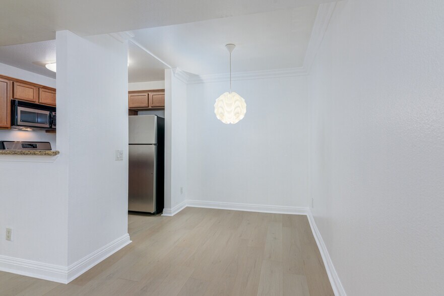 Building Photo - 355 N Maple St