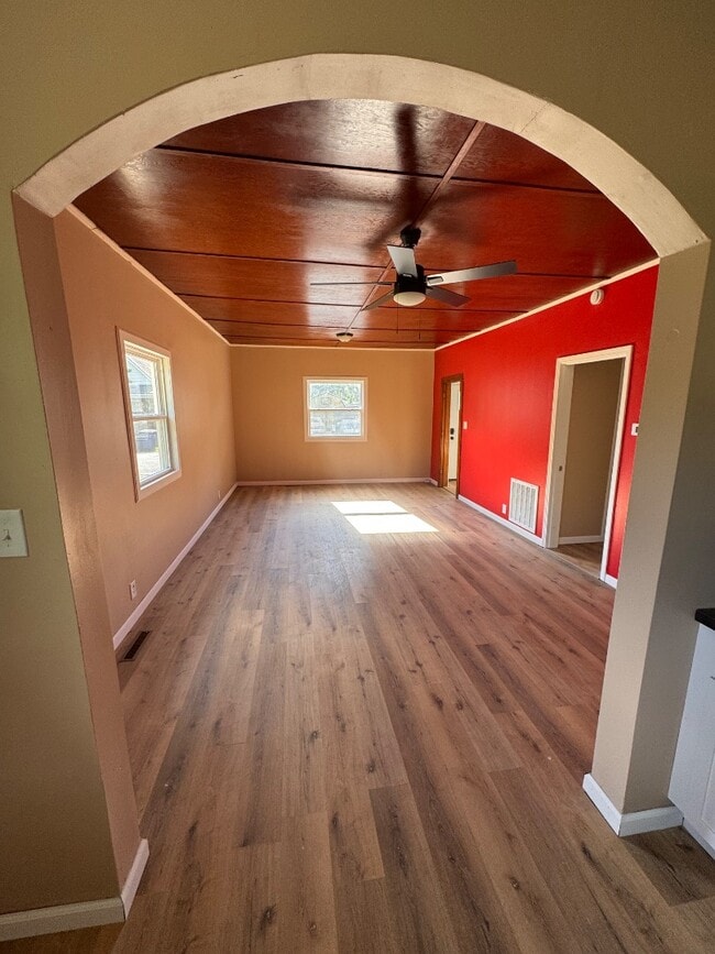 Building Photo - 807 N Logan St