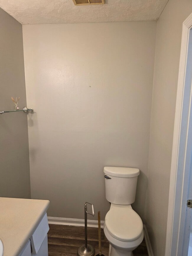 Building Photo - 3 Bedroom End Unit